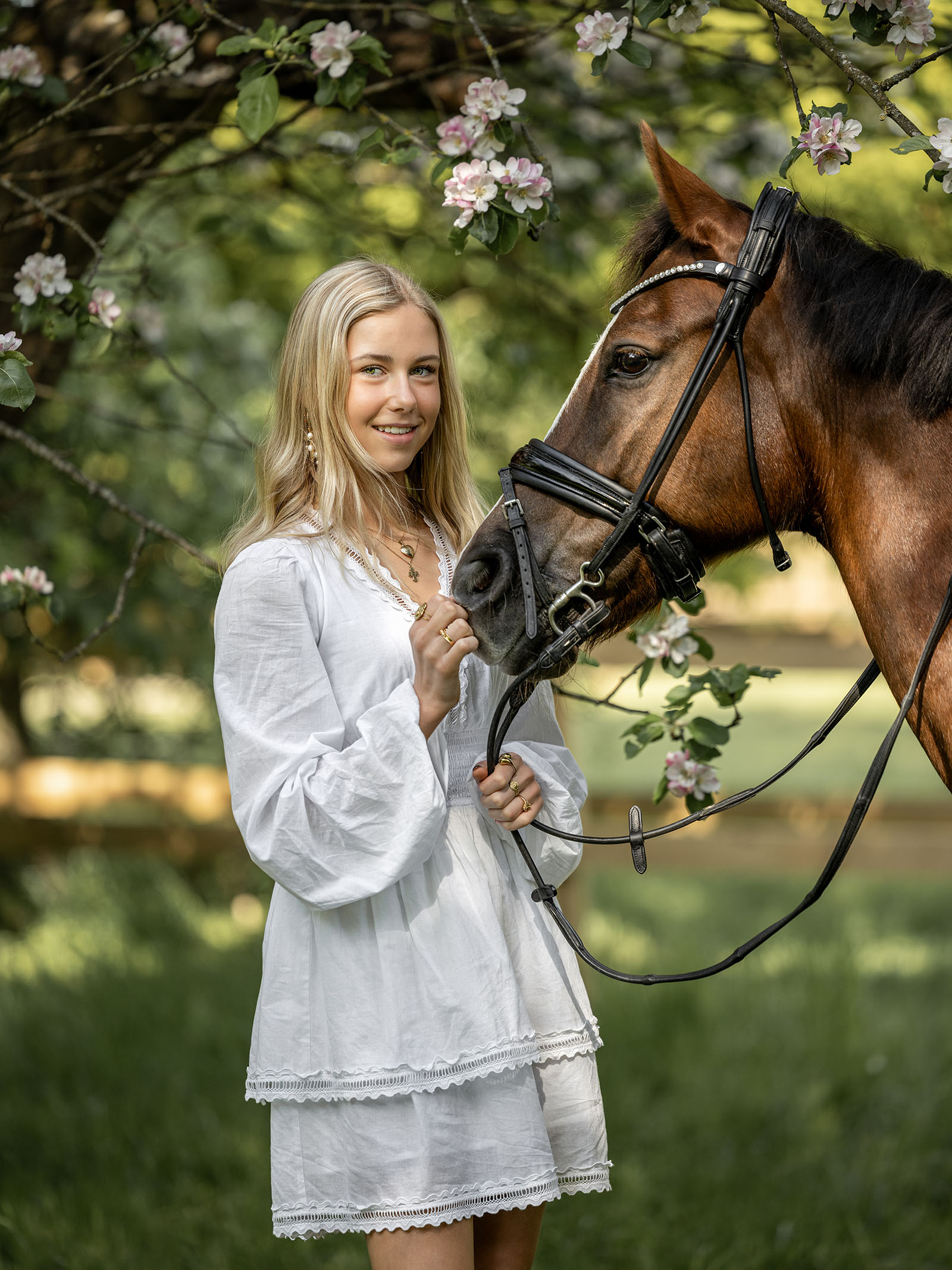 Konfirmationsfotografering med hest af fotograf Connie Westergaard