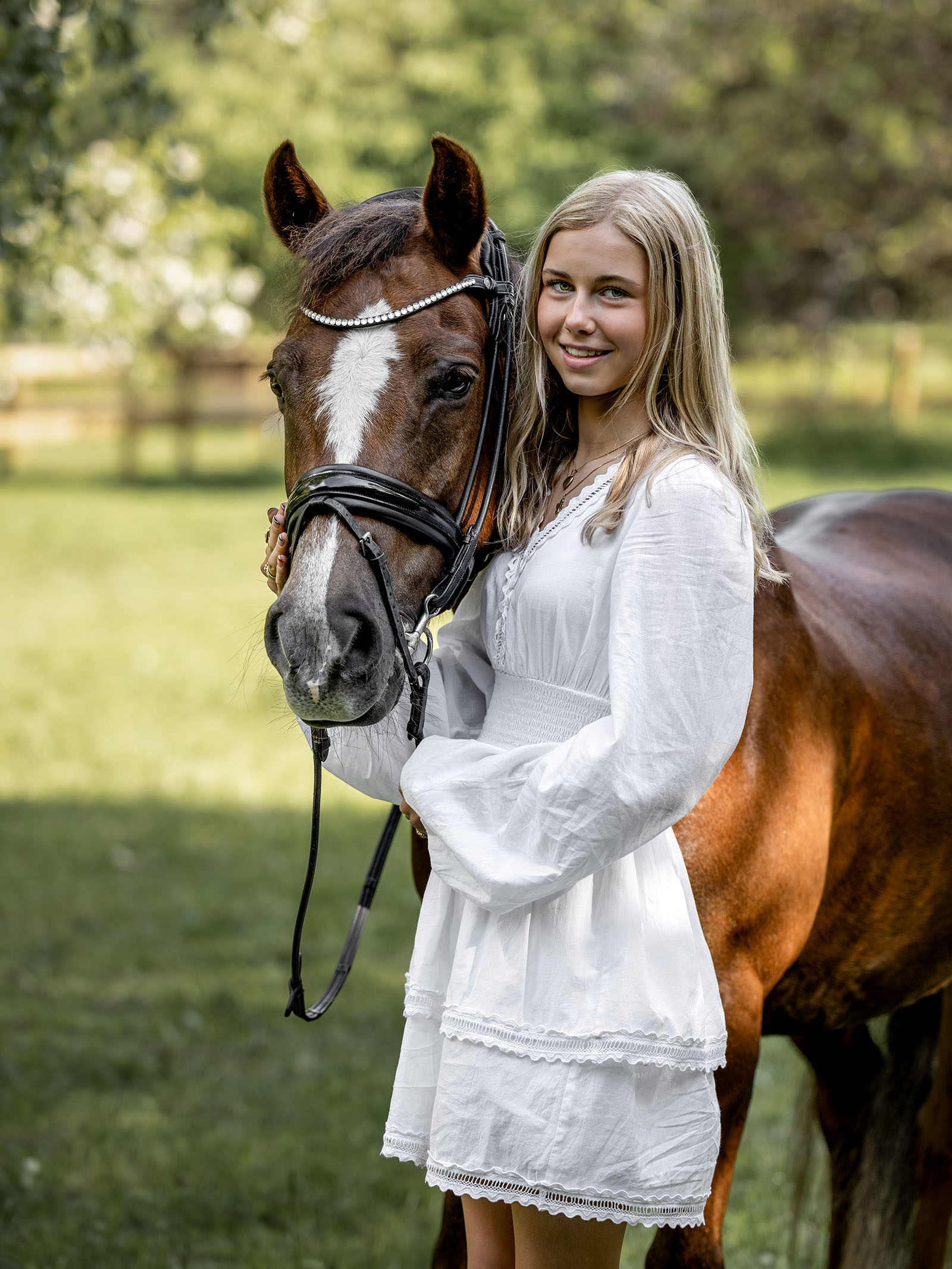 Konfirmationsfotografering med hest af fotograf Connie Westergaard